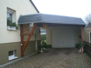 schr�ger Carport mit Mansarde