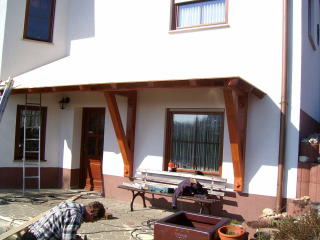 Vordach mit angeh�ngten Strebenb�cken